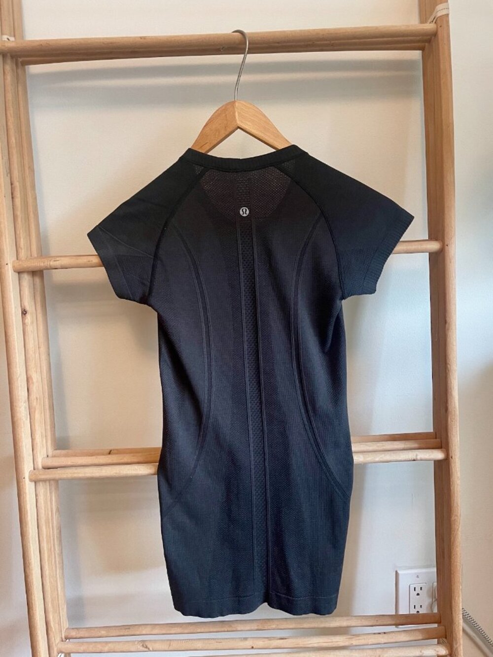 Lululemon Black Seamless Longline Short Sleeve Athletic Top XS - Picture 10 of 12